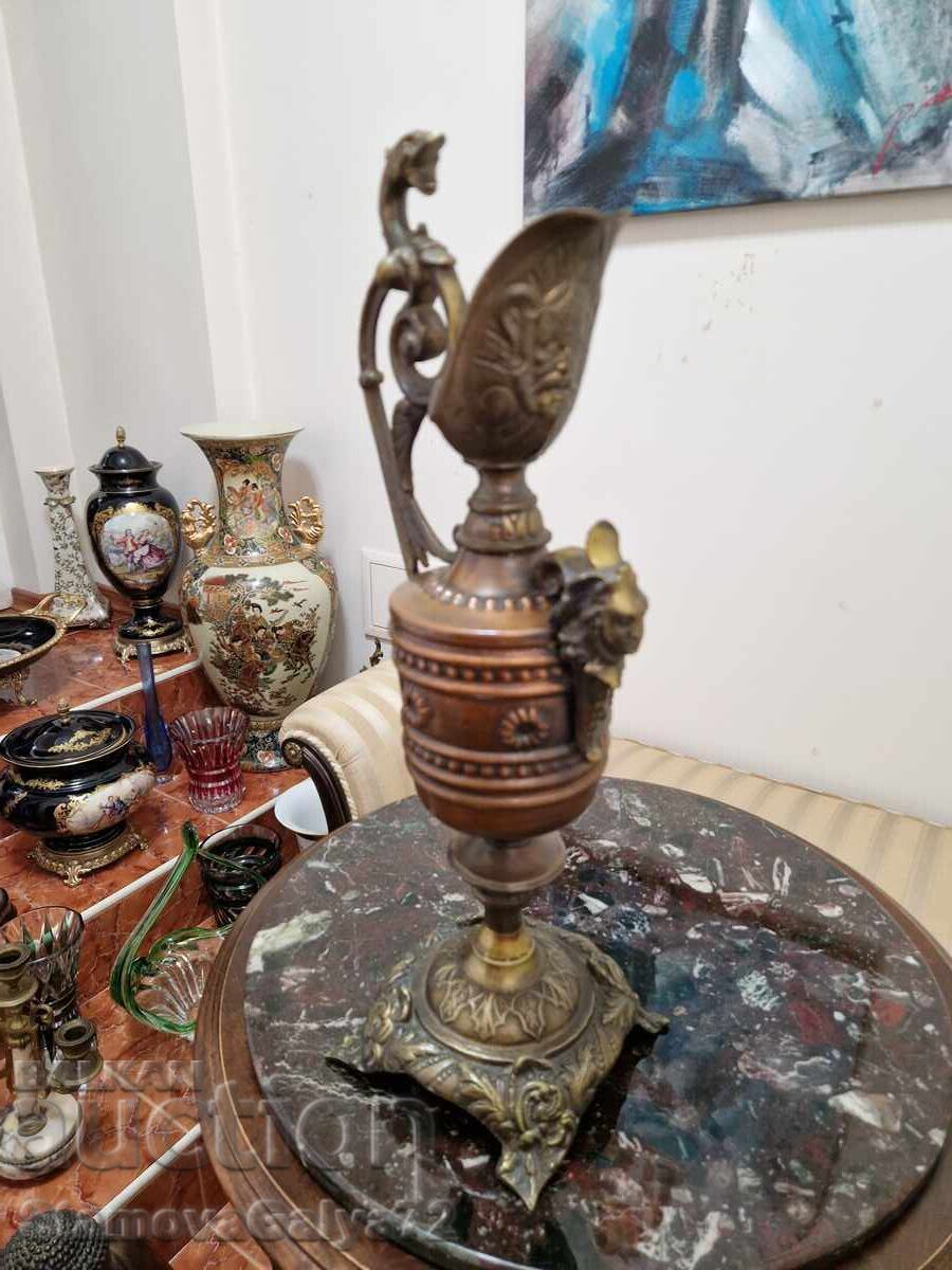 Παράδοση Αντίκα χάλκινη αναγεννησιακή κανάτα με ορνάμεντα Παράδοση Αντίκα χάλκινη αναγεννησιακή κανάτα με ορνάμεντα