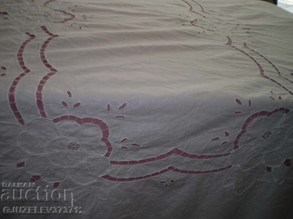 Покривка за маса с изрязана бяла бродерия винтидж с цена 190.00 лв. | € 97.15 Покривка за маса с изрязана бяла бродерия винтидж с цена 190.00 лв. | € 97.15