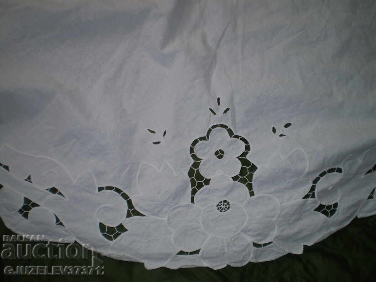 Аукцион Покривка за маса с изрязана бяла бродерия винтидж Аукцион Покривка за маса с изрязана бяла бродерия винтидж