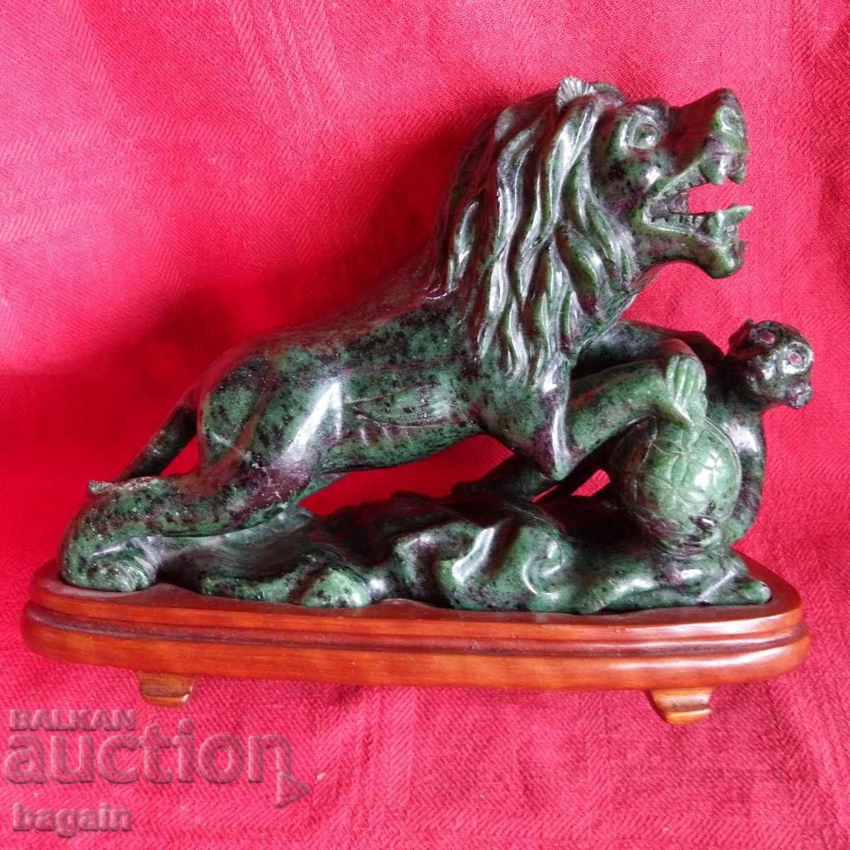 Уникална каменна пластика.