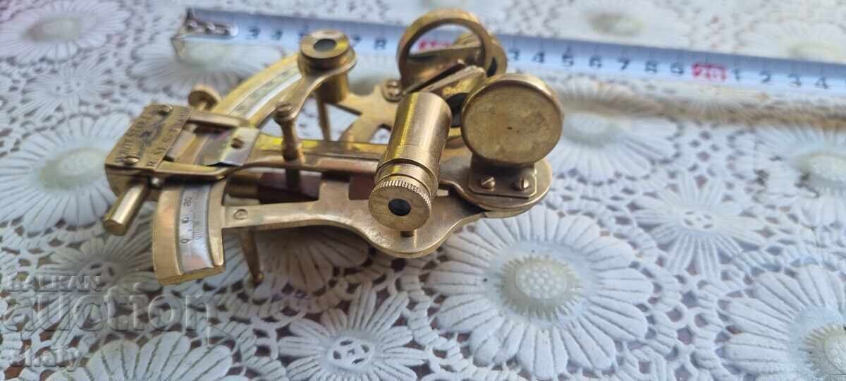 Морски бронзов секстант с цена € 61.36 | 120.01 лв.