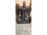 Dulap japonez cu ornamente din sidef