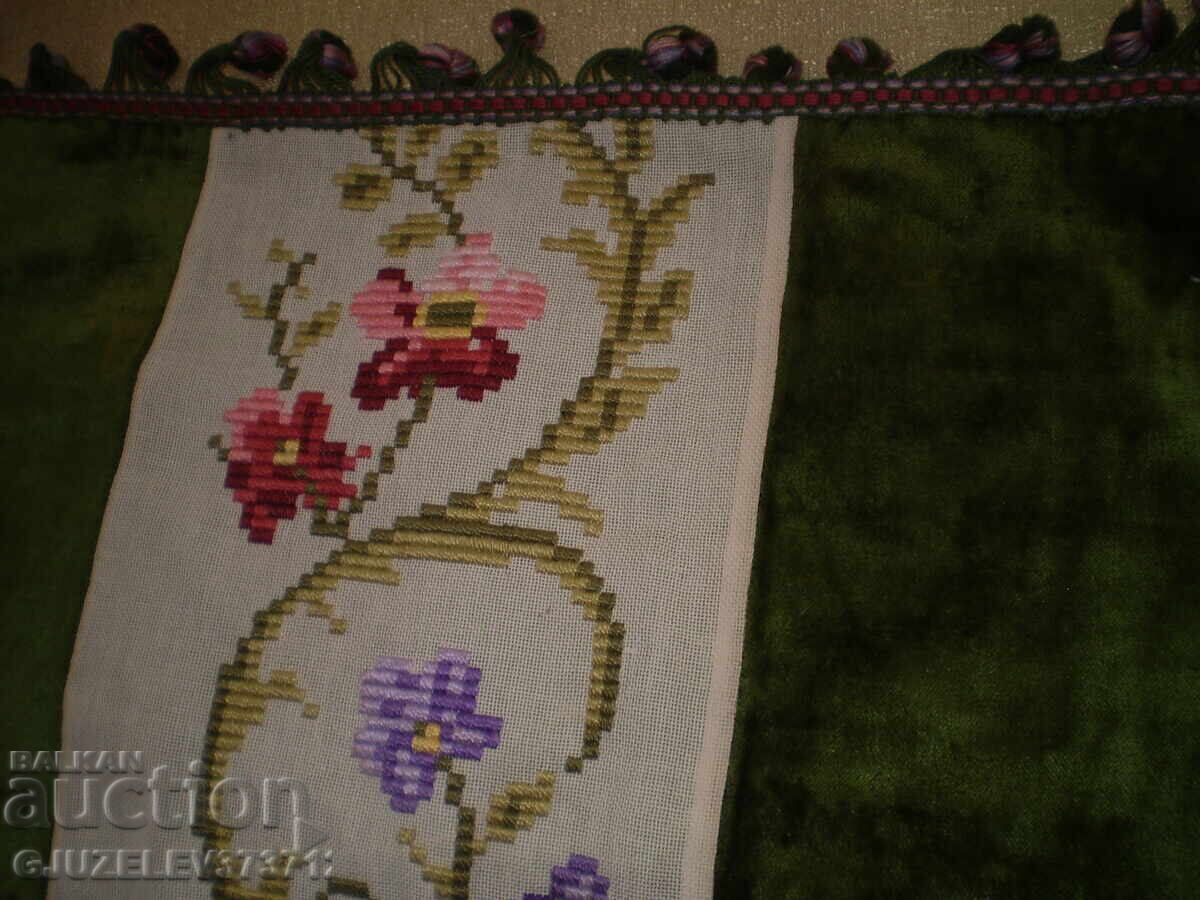 Χειροποίητη κεντημένη τραπεζομάντηλο του 19ου αιώνα με φούντες σε πράσινο με τιμή 219.00 BGN | € 111.97