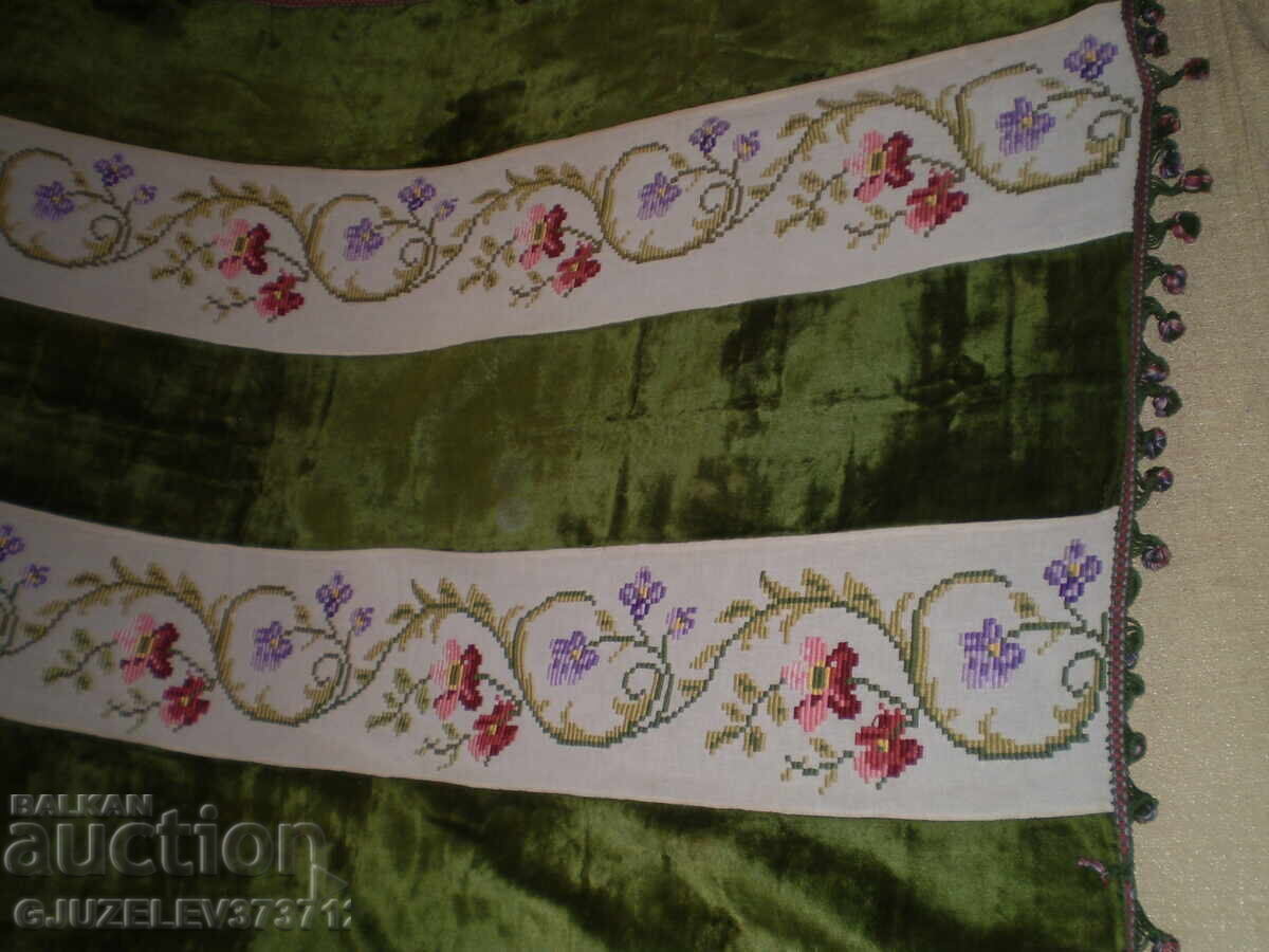 Δημοπρασία Χειροποίητη κεντημένη τραπεζομάντηλο του 19ου αιώνα με φούντες σε πράσινο