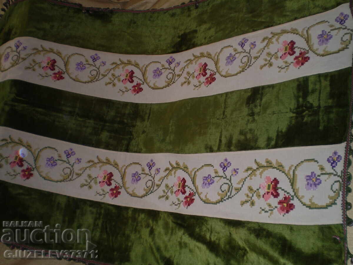 Παράδοση Χειροποίητη κεντημένη τραπεζομάντηλο του 19ου αιώνα με φούντες σε πράσινο