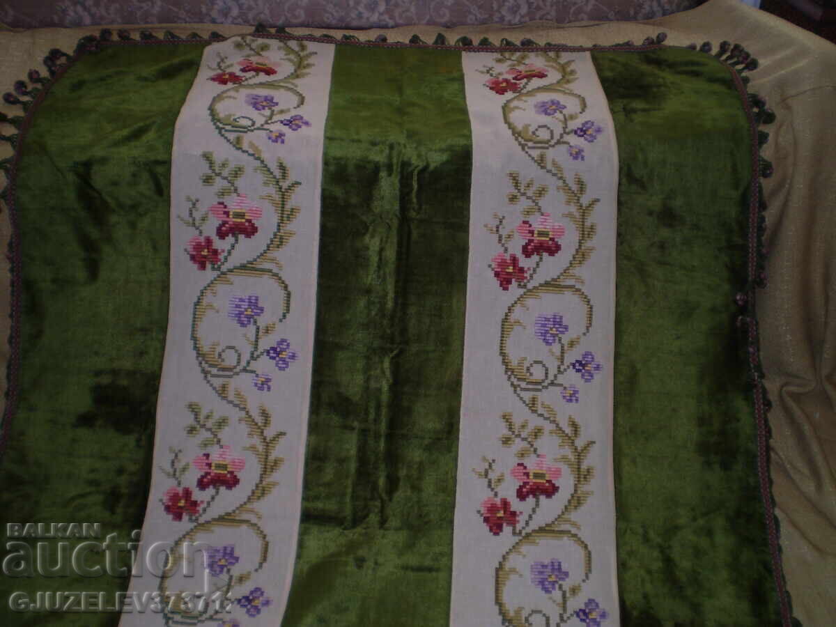 Χειροποίητη κεντημένη τραπεζομάντηλο του 19ου αιώνα με φούντες σε πράσινο
