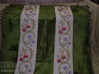 Ръчно бродирана покривка за маса от 19-ти век с пискюли в зе