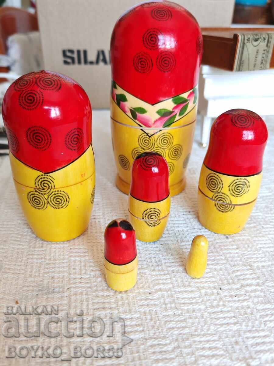 Șase Păpuși Rusești Soc USSR Matrioșka Anii 1980 cu preț 75.00 BGN | € 38.35 Șase Păpuși Rusești Soc USSR Matrioșka Anii 1980 cu preț 75.00 BGN | € 38.35