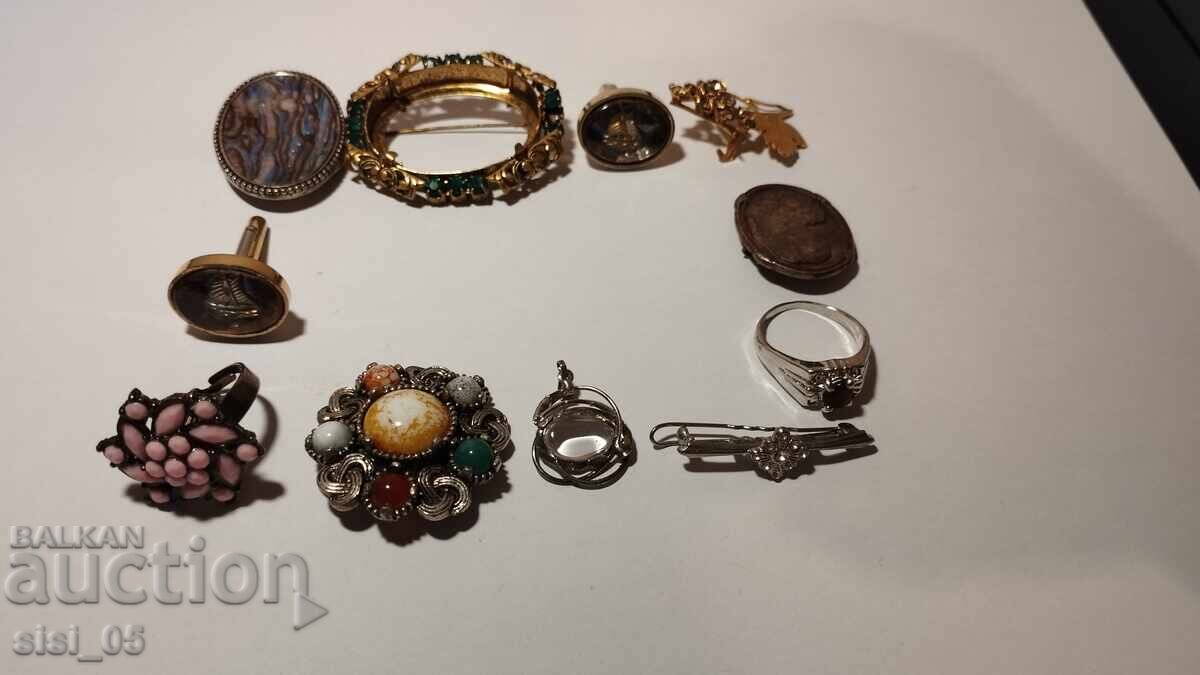 O mulțime de bijuterii vechi cu preț 150.00 BGN | € 76.69