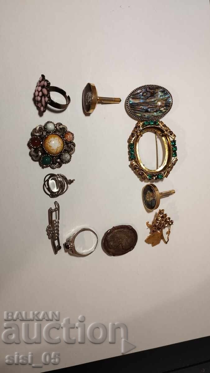 O mulțime de bijuterii vechi