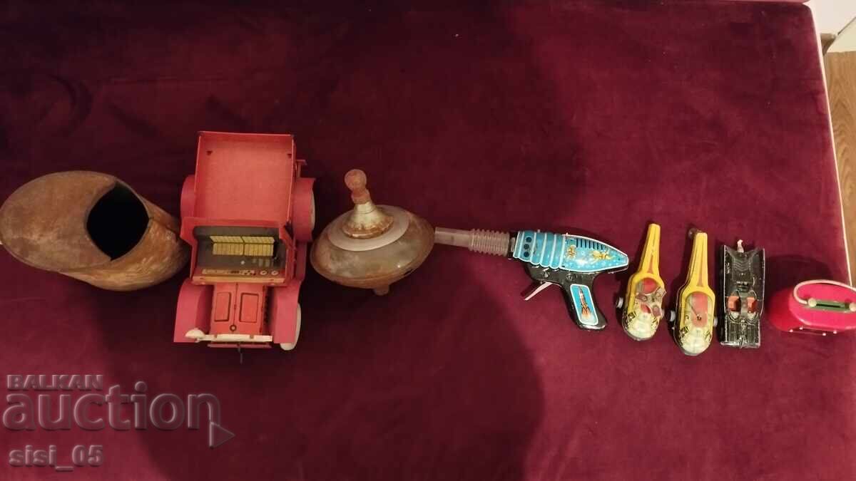 Lot de jucării metalice din tablă pentru copii cu preț 60.00 BGN | € 30.68 Lot de jucării metalice din tablă pentru copii cu preț 60.00 BGN | € 30.68