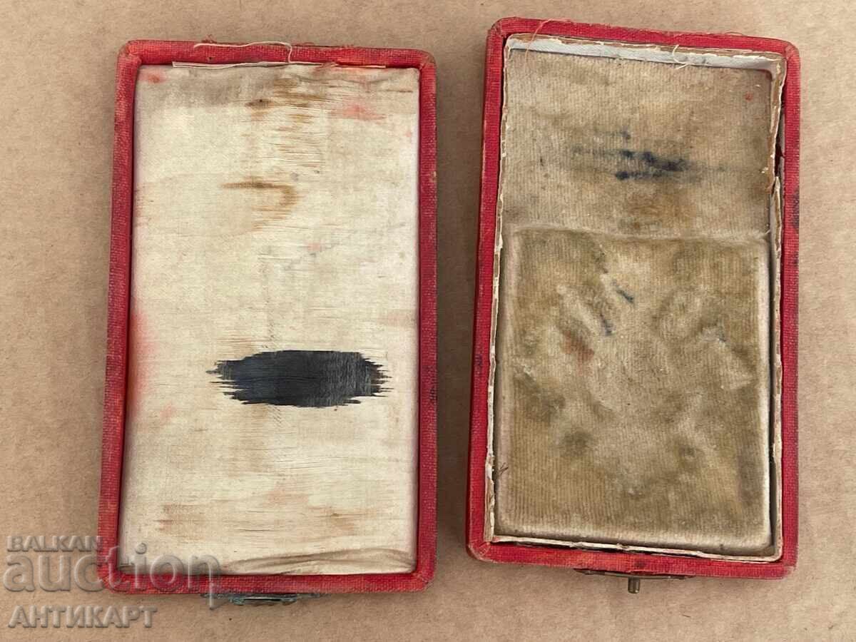 Κουτί για παράσημο Τάγματος Στρατιωτικής Αξίας κατεστραμμένο με τιμή 29.00 BGN | € 14.83