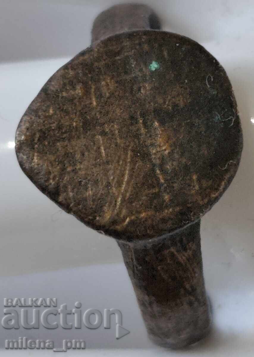 Inel vechi de bronz cu preț 59.99 BGN | € 30.67