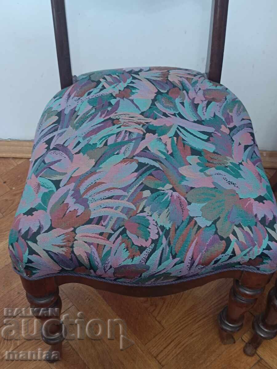 Scaune vechi masive din lemn de cireș cu sculptură în lemn cu preț 300.00 BGN | € 153.39