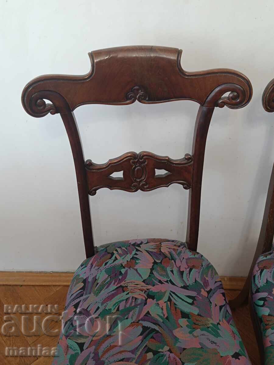 Licitație Scaune vechi masive din lemn de cireș cu sculptură în lemn