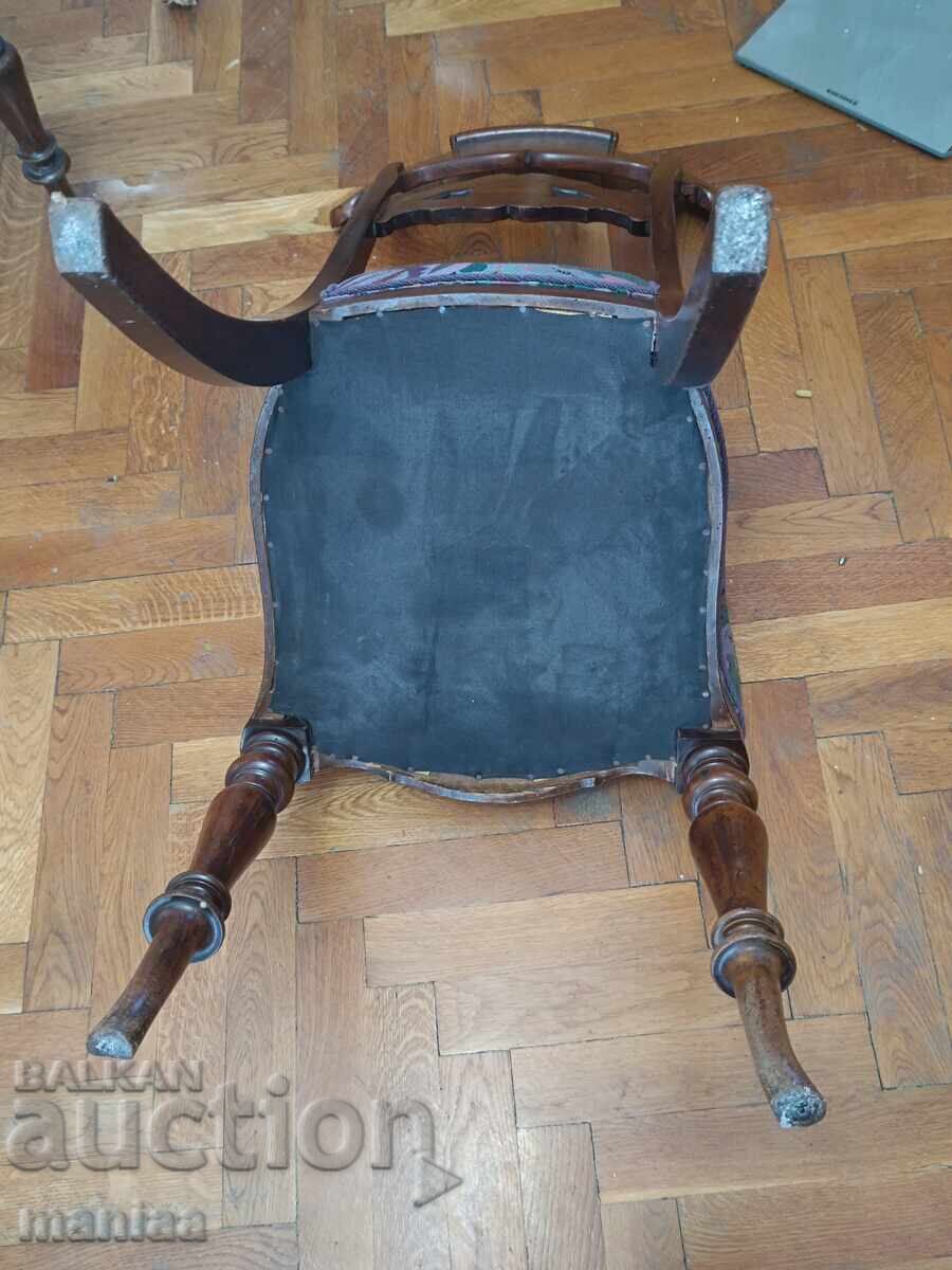 Livrarea Scaune vechi masive din lemn de cireș cu sculptură în lemn