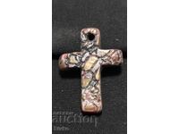 Pandantiv cruce, ceramică modelată și pictată, lucrată manual