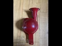 Veche trompetă metalică