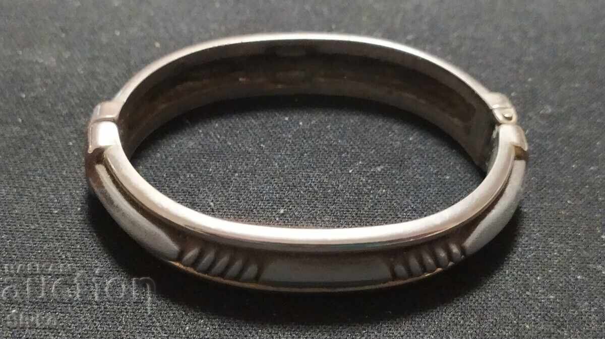 Гривна масивна метал с цена 1.99 лв. | € 1.02 Гривна масивна метал с цена 1.99 лв. | € 1.02