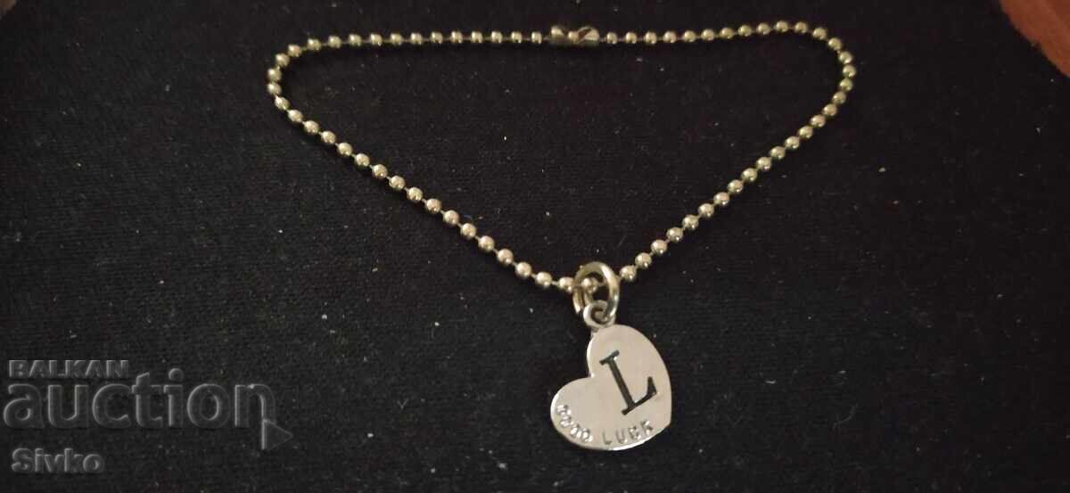 Γκρίβνα με ευχή για καλή τύχη και γράμμα L μέταλλο