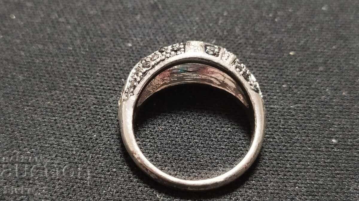 Ενα δαχτυλίδι με τιμή € 1.69 | 3.31 BGN Ενα δαχτυλίδι με τιμή € 1.69 | 3.31 BGN