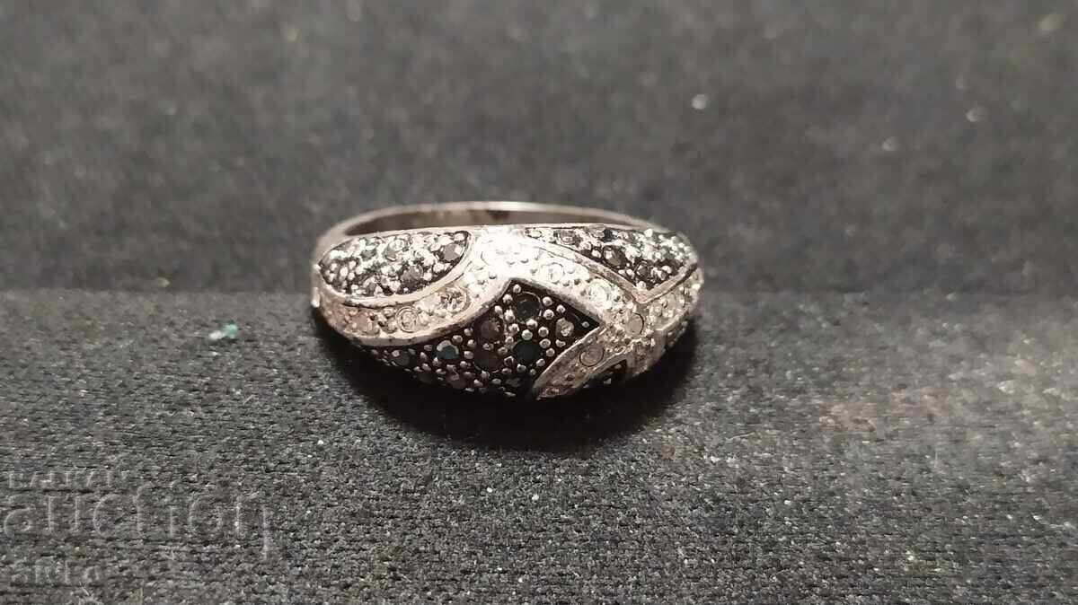 Ενα δαχτυλίδι Ενα δαχτυλίδι