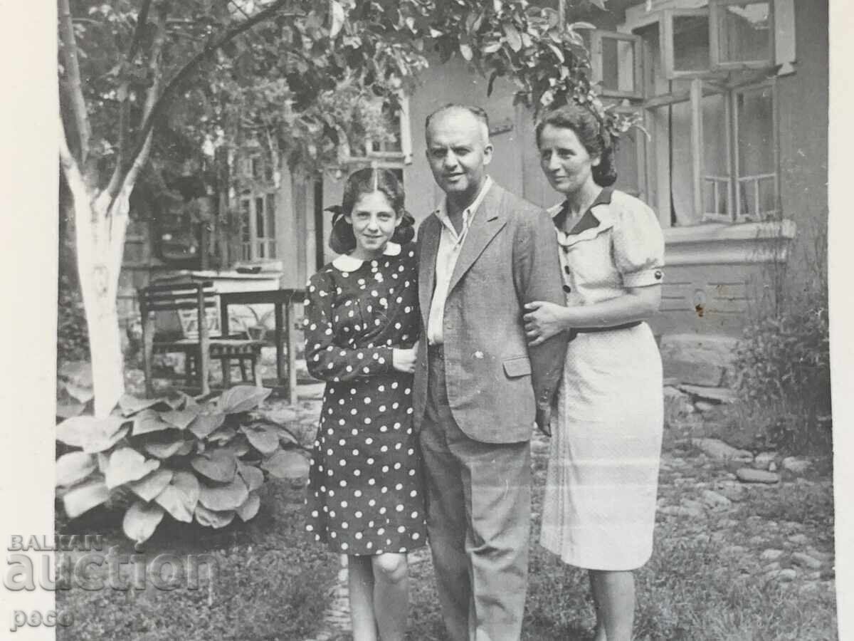 Ivan Undzhiev, Lyuba and Tsveta, old photo with price 50.00 BGN | € 25.56 Ivan Undzhiev, Lyuba and Tsveta, old photo with price 50.00 BGN | € 25.56