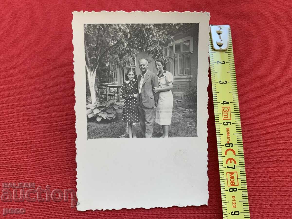 Delivery of Ivan Undzhiev, Lyuba and Tsveta, old photo Delivery of Ivan Undzhiev, Lyuba and Tsveta, old photo