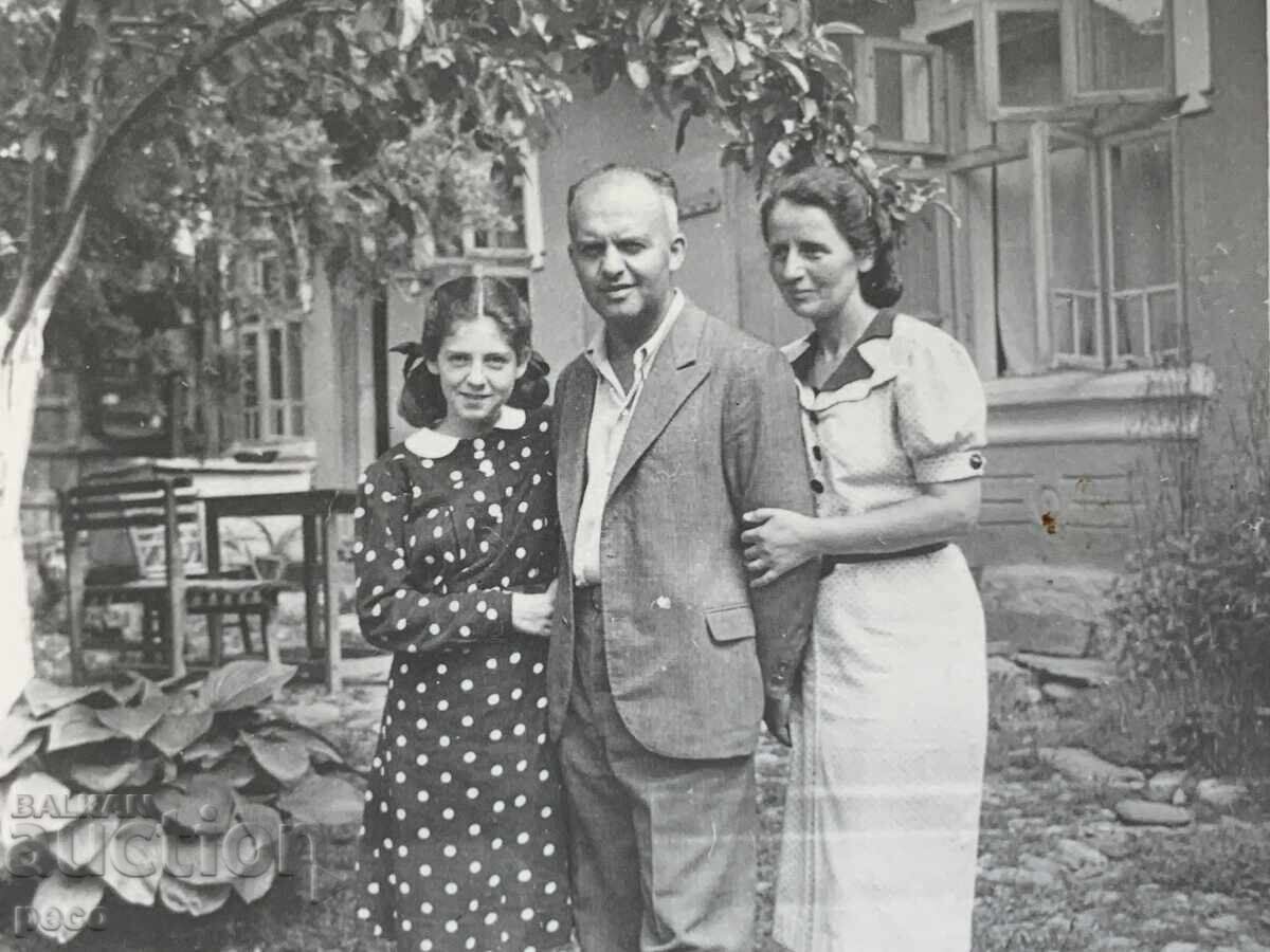 Ivan Undzhiev, Lyuba and Tsveta, old photo Ivan Undzhiev, Lyuba and Tsveta, old photo