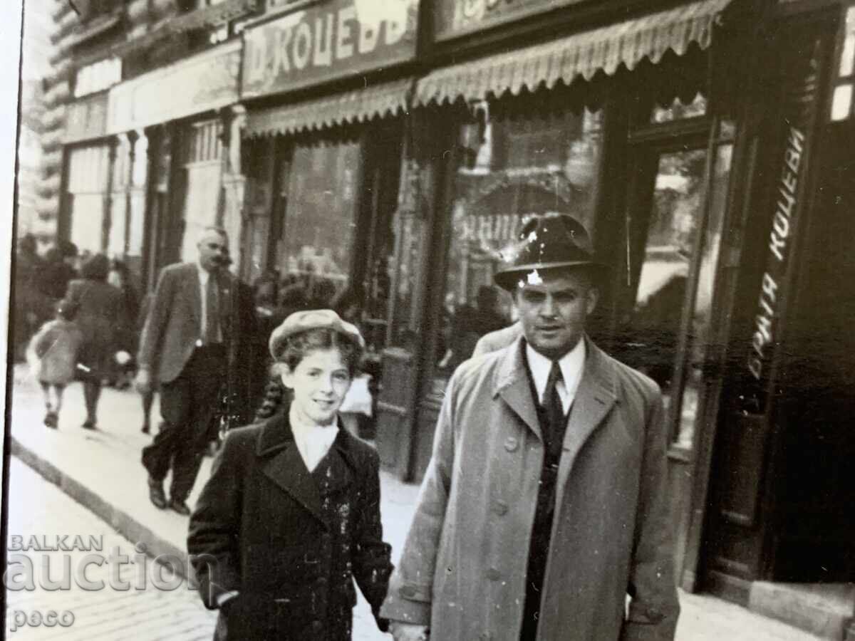 Ivan Ουντζίεφ με την κόρη του Τσβέτα Σόφια παλιά φωτογραφία με τιμή 30.00 BGN | € 15.34 Ivan Ουντζίεφ με την κόρη του Τσβέτα Σόφια παλιά φωτογραφία με τιμή 30.00 BGN | € 15.34