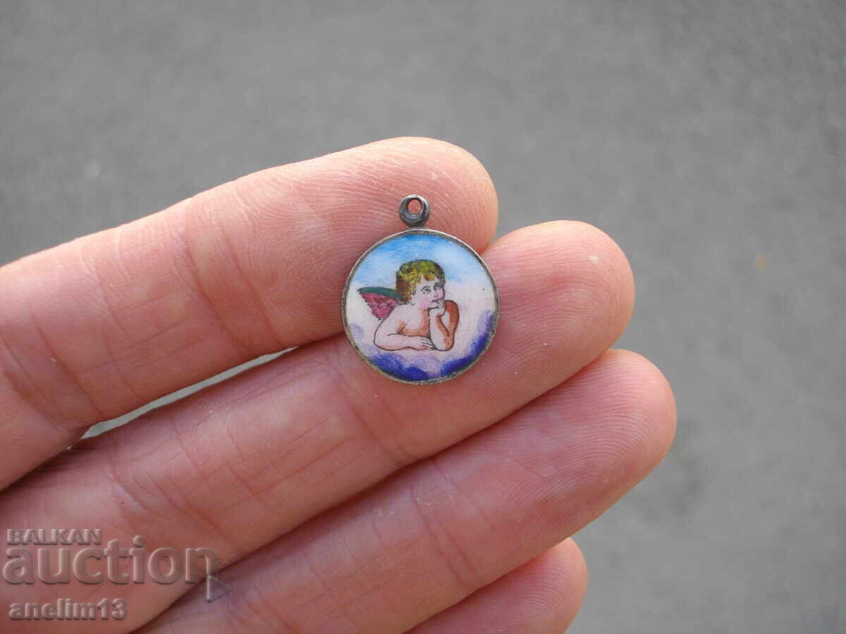 PENDANT VECHI DIN ARGINT CU ÎNGERAȘ EMAILAT cu preț € 35.00 | 68.45 BGN PENDANT VECHI DIN ARGINT CU ÎNGERAȘ EMAILAT cu preț € 35.00 | 68.45 BGN