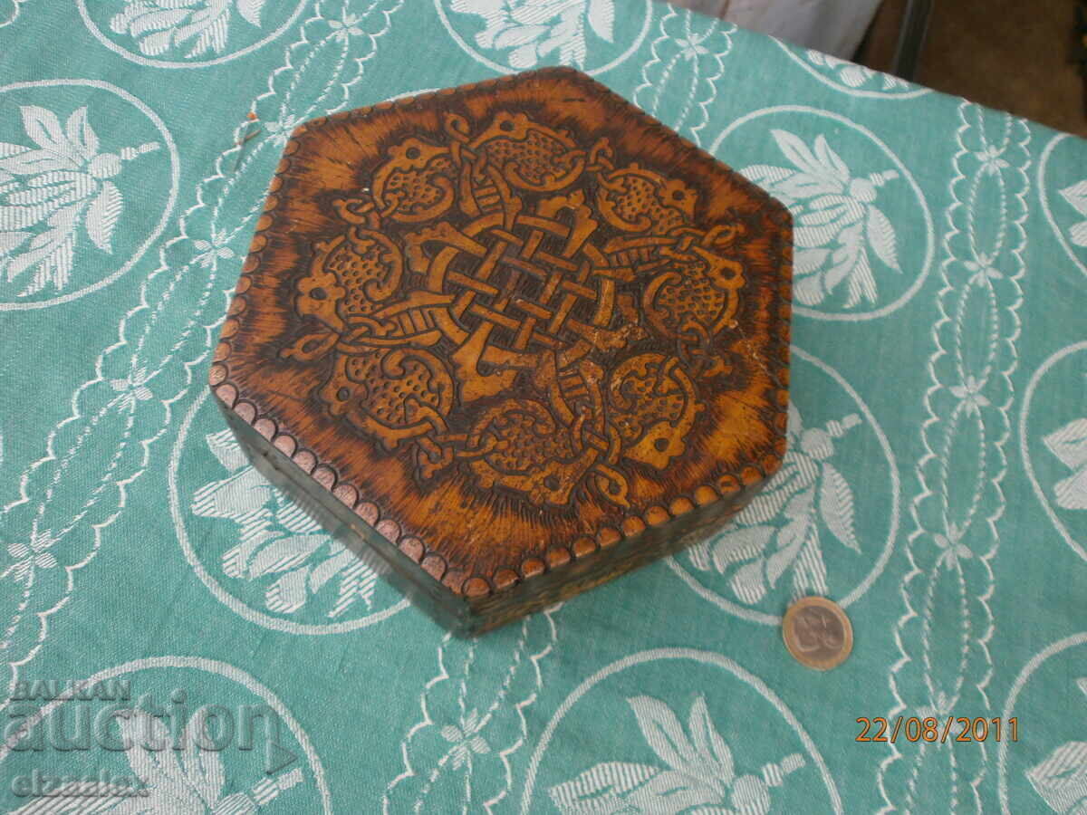 Cutie din lemn autentică, lucrată manual de meșter cu preț 30.00 BGN | € 15.34