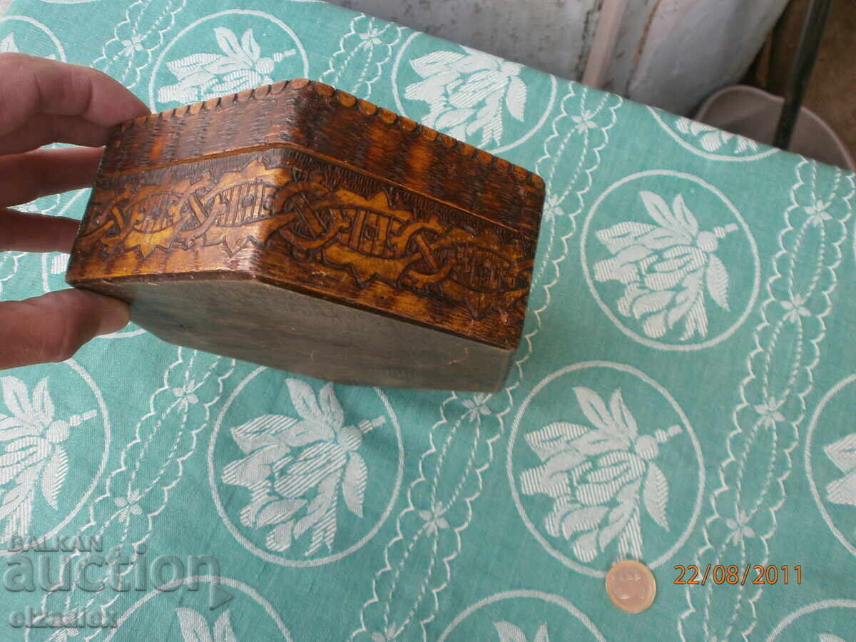 Licitație Cutie din lemn autentică, lucrată manual de meșter