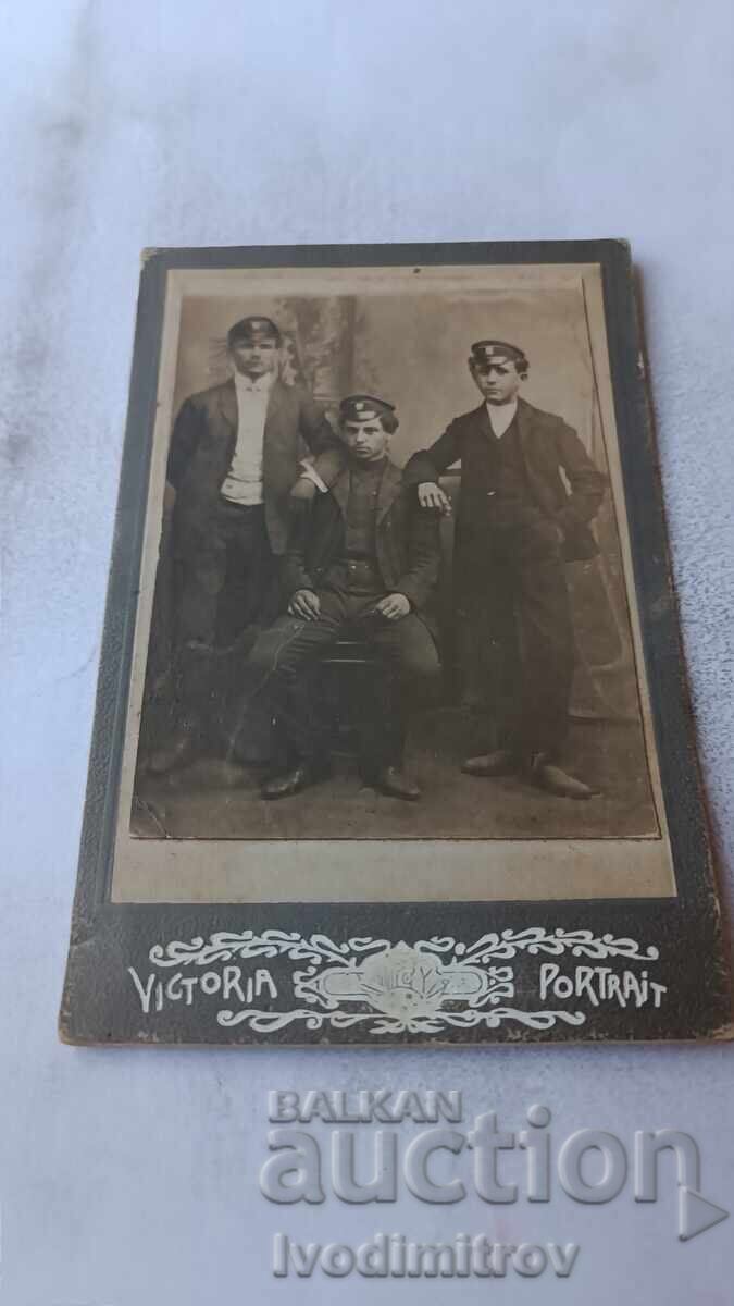 Fotografie Trei tineri Carton Fotografie Trei tineri Carton