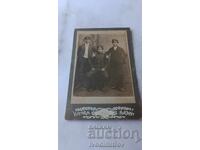 Φωτογραφία Τριών Νέων Ατόμων Χαρτόνι