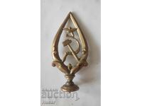 Vârf neobișnuit pentru steag de luptă Forțele Aeriene ? parașutist, pilot,