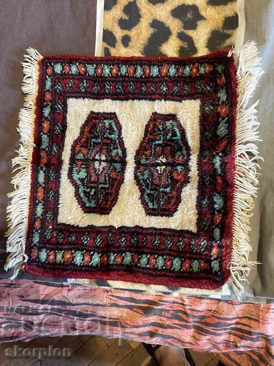 Vând covor oriental mic, țesut manual, în stare excelentă