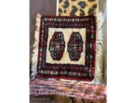 Vând covor oriental mic, țesut manual, în stare excelentă