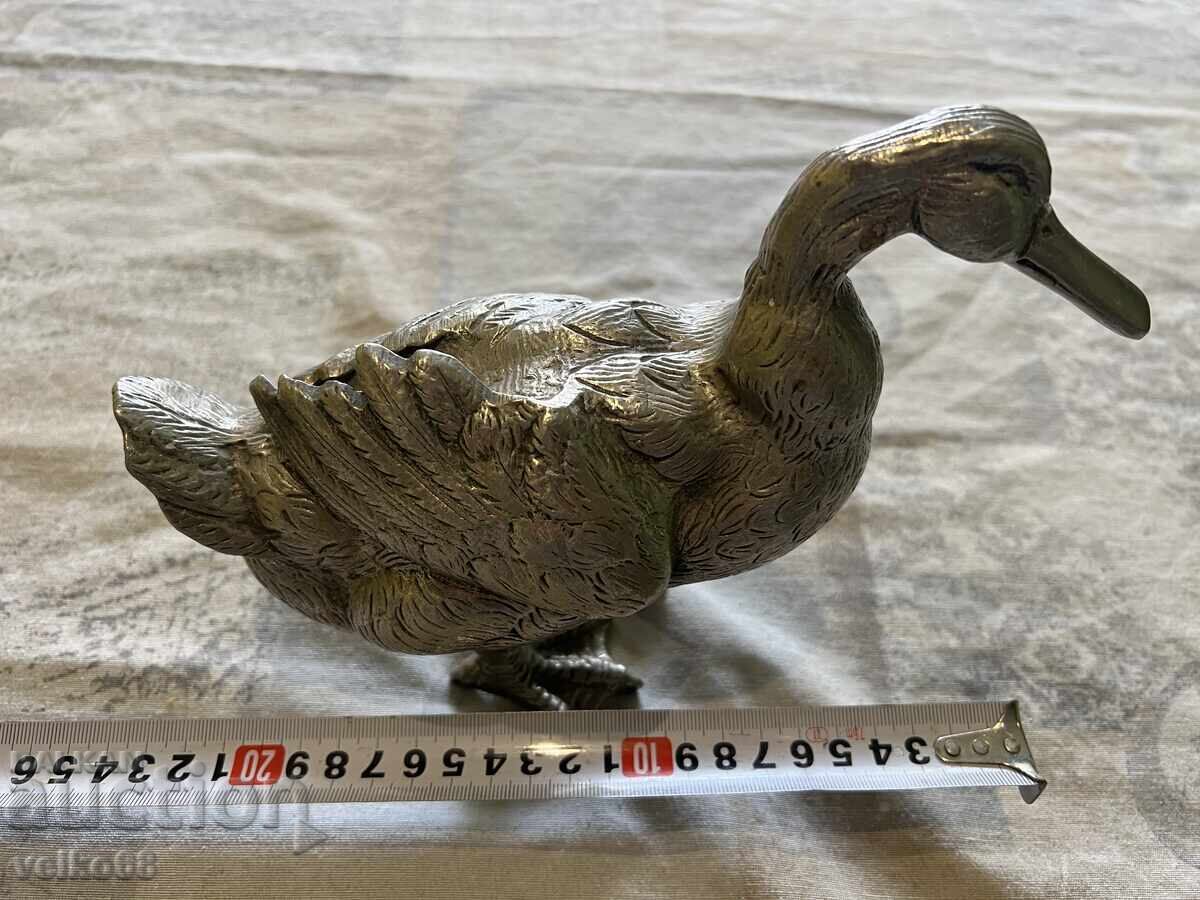 Delivery of Large bronze duck Delivery of Large bronze duck