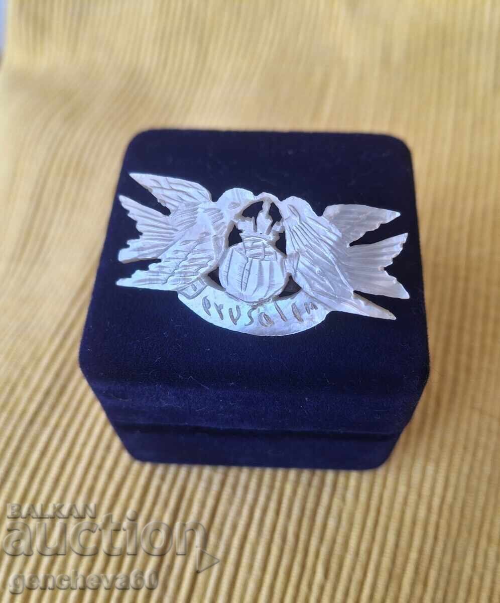 РЯДКОСТ!!!Ретро седефена брошка в кутийка с цена € 30.68 | 60.00 лв. РЯДКОСТ!!!Ретро седефена брошка в кутийка с цена € 30.68 | 60.00 лв.