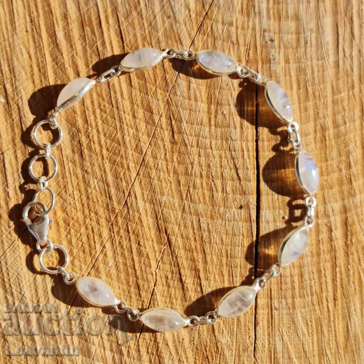 Ασημένιο βραχιόλι με Σεληνόλιθο με τιμή 86.00 BGN | € 43.97