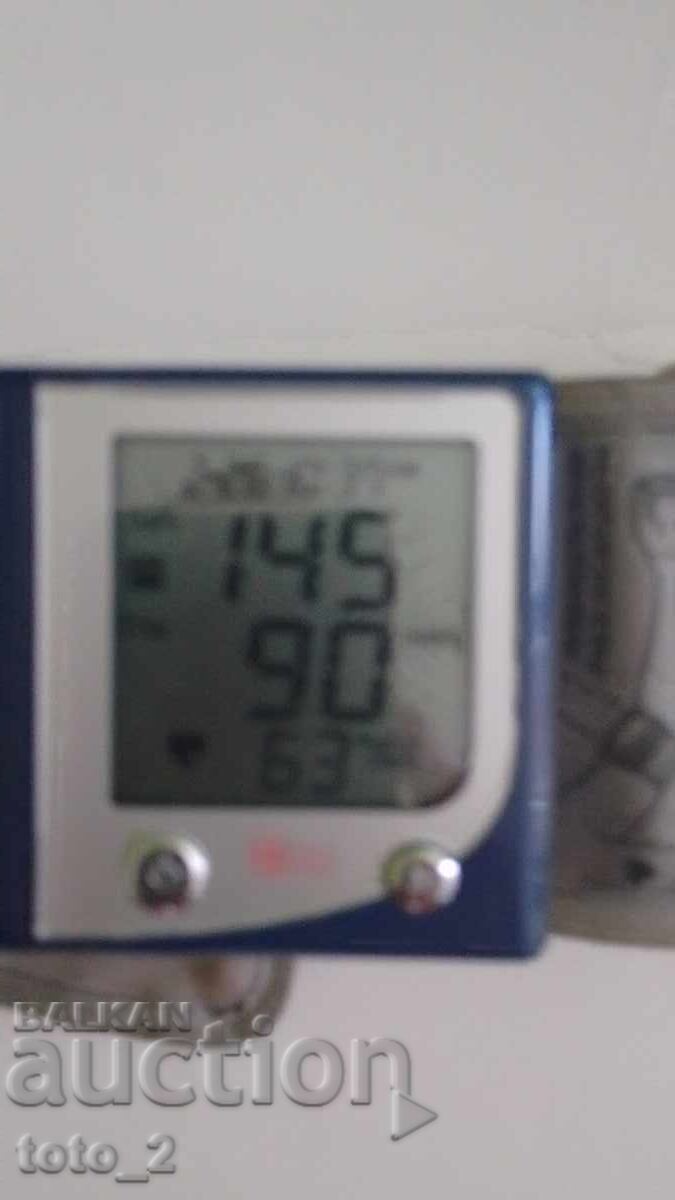 APARAT AUTOMAT PENTRU MĂSURAREA TENSIUNII ARTERIALE cu preț 4.50 BGN | € 2.30