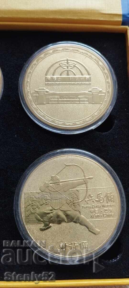 4 τεμ. Κινέζικα αναμνηστικά μετάλλια, νομίσματα σουβενίρ - 6 4 τεμ. Κινέζικα αναμνηστικά μετάλλια, νομίσματα σουβενίρ - 6