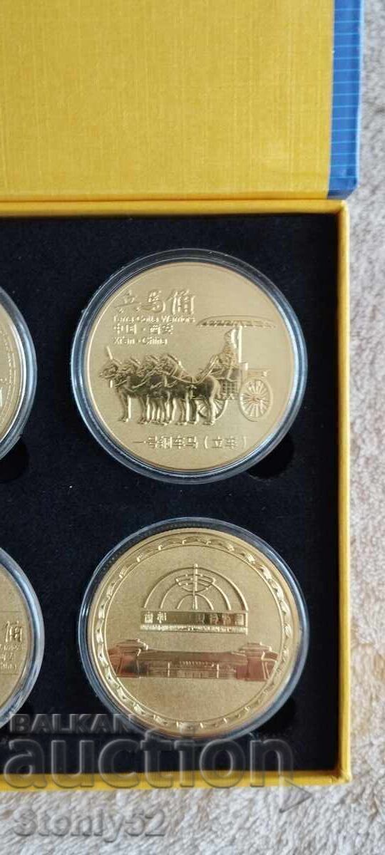 4 τεμ. Κινέζικα αναμνηστικά μετάλλια, νομίσματα σουβενίρ - 6 4 τεμ. Κινέζικα αναμνηστικά μετάλλια, νομίσματα σουβενίρ - 6
