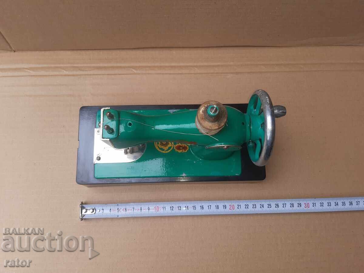 Jucărie mecanică veche MAȘINĂ DE CUSUT - URSS. Funcționează, coase cu preț 40.00 BGN | € 20.45 Jucărie mecanică veche MAȘINĂ DE CUSUT - URSS. Funcționează, coase cu preț 40.00 BGN | € 20.45