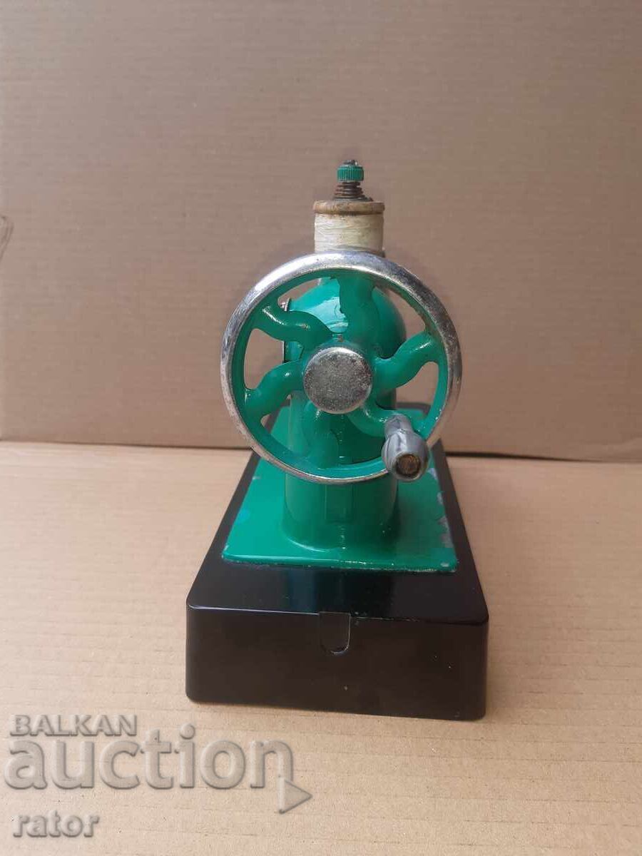 Licitație Jucărie mecanică veche MAȘINĂ DE CUSUT - URSS. Funcționează, coase Licitație Jucărie mecanică veche MAȘINĂ DE CUSUT - URSS. Funcționează, coase