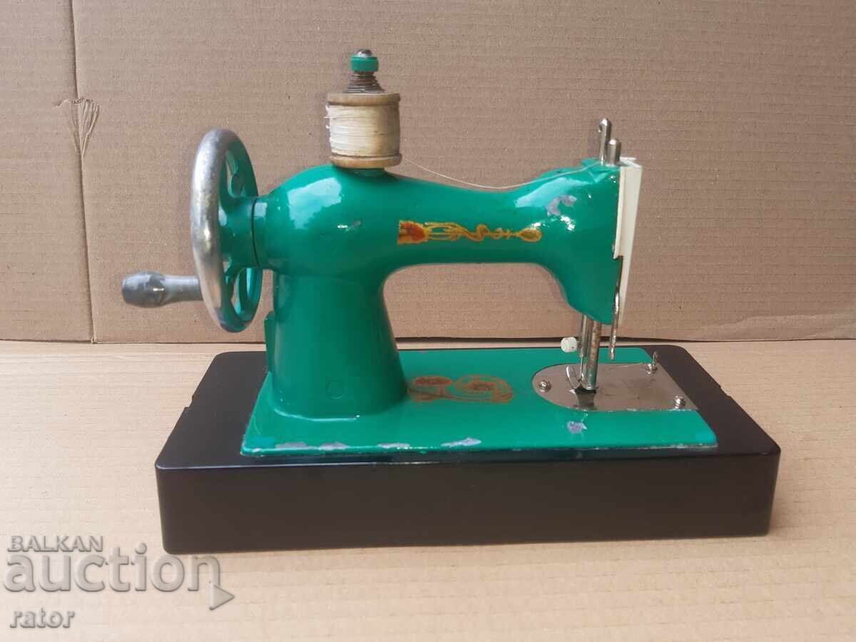 Livrarea Jucărie mecanică veche MAȘINĂ DE CUSUT - URSS. Funcționează, coase Livrarea Jucărie mecanică veche MAȘINĂ DE CUSUT - URSS. Funcționează, coase