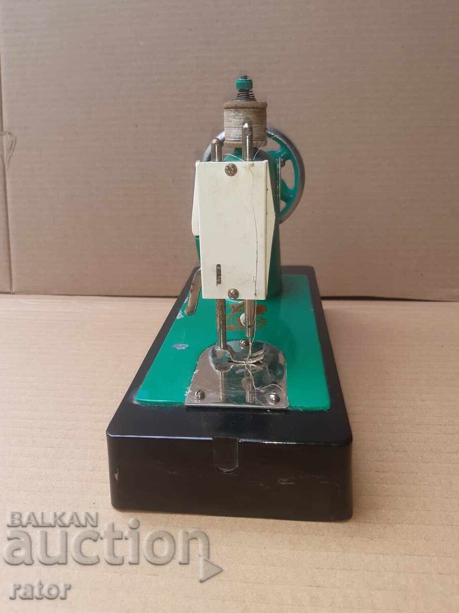 Jucărie mecanică veche MAȘINĂ DE CUSUT - URSS. Funcționează, coase - 5 Jucărie mecanică veche MAȘINĂ DE CUSUT - URSS. Funcționează, coase - 5