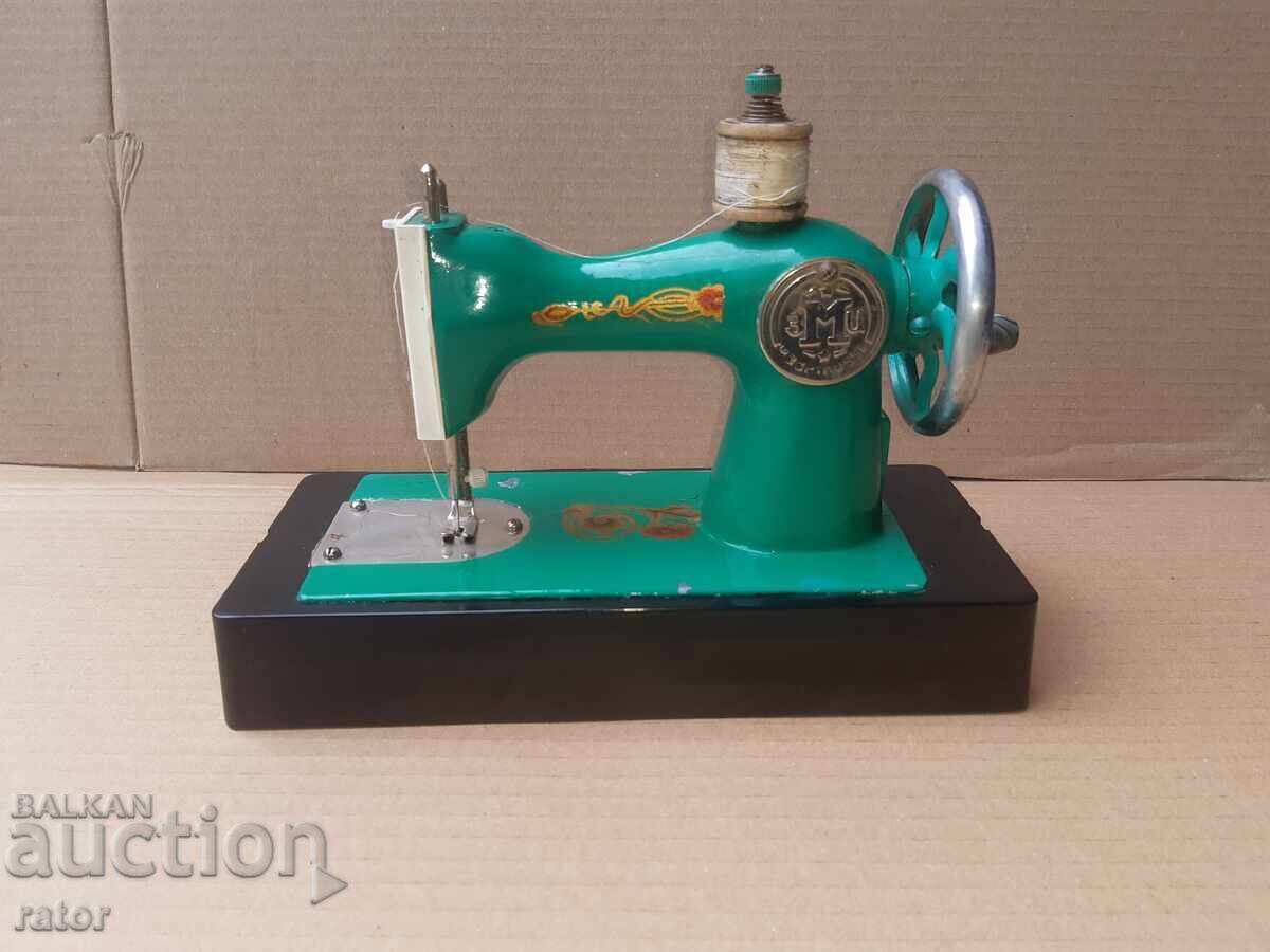 Jucărie mecanică veche MAȘINĂ DE CUSUT - URSS. Funcționează, coase Jucărie mecanică veche MAȘINĂ DE CUSUT - URSS. Funcționează, coase