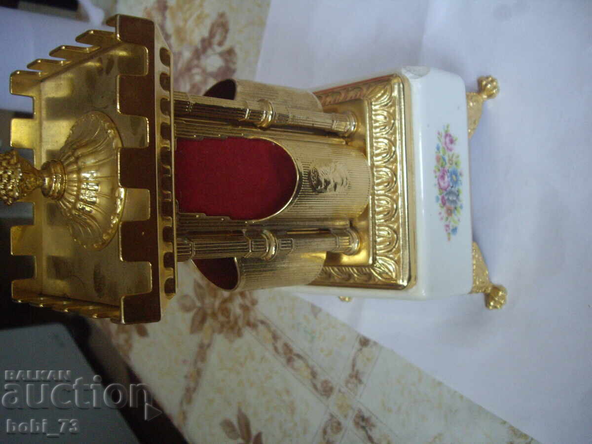 Παλιό Κεραμικό Κουτί για γυναικεία αξεσουάρ με λατέρνα με τιμή 60.00 BGN | € 30.68